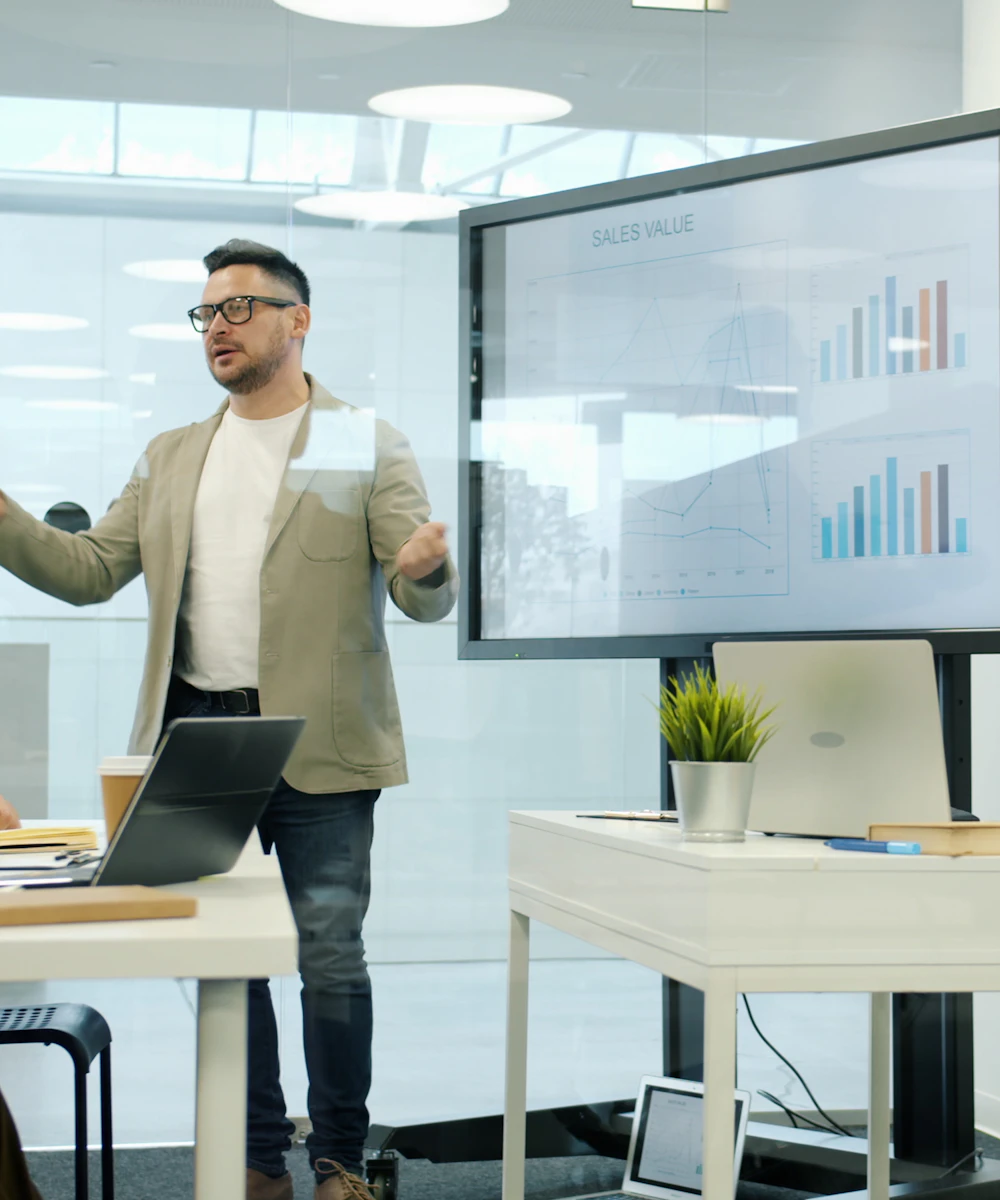Consultant commercial présentant des indicateurs de performance