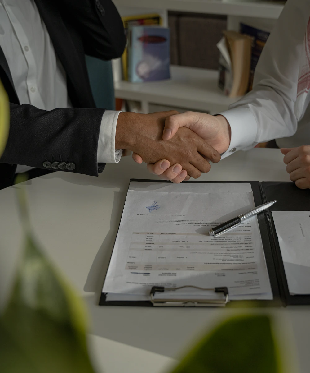 Poignée de main concluant un accord professionnel